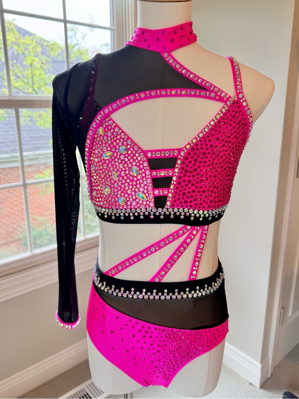Incredible hot pink and black jazz costume!! So soarkly!! Size 9/10. 🩷